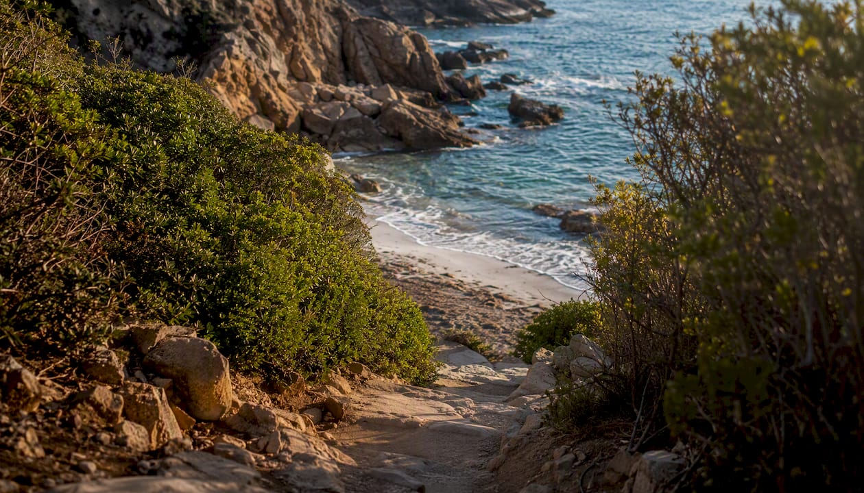 Rocky trail to secluded San Diego beach