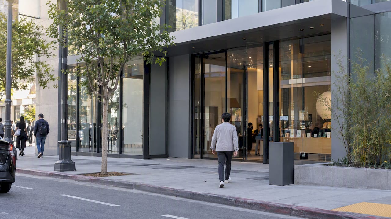 Visitor approaching JAPAN HOUSE LA venue